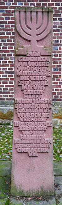 Gedenkstein an der Kirche St. Martin 4