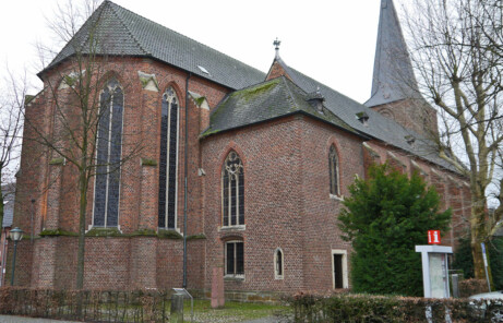 Gedenkstein an der Kirche St. Martin